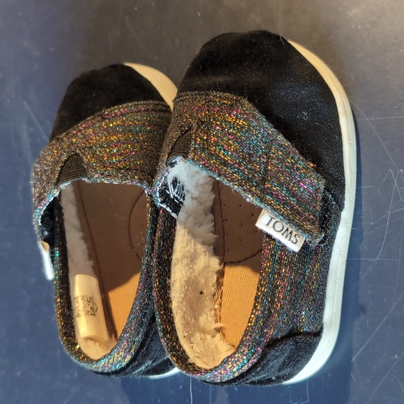 TOMS infant shoes - size 2 - Picture 2 of 3